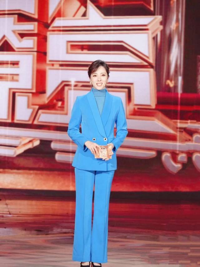 李思思穿西装气质沉稳,配高领衫显亲和,采访老兵梨花