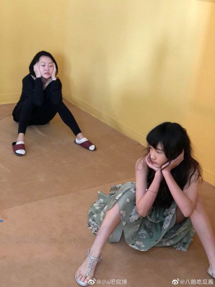 小s带女儿拍广告赚钱,卖力指导女儿,女儿颜值高级比妈妈高半头