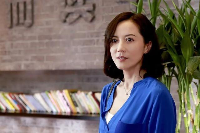 49岁"不老女神"俞飞鸿还是单身,被问生理需求问题时,霸气回答