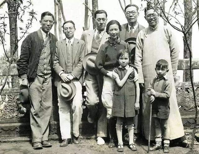 1938年摄于西南联大,左起:周培源,梁思成,陈岱孙,林徽因,女儿梁再冰