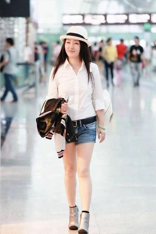 杨钰莹为显高够拼!裤子短到胯根不够,一双"驴蹄鞋"够雷人