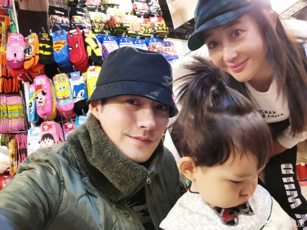 杜若溪与2岁女儿搞怪拍照,肉肉学妈妈瞪眼嘟嘴有模有样,萌翻!