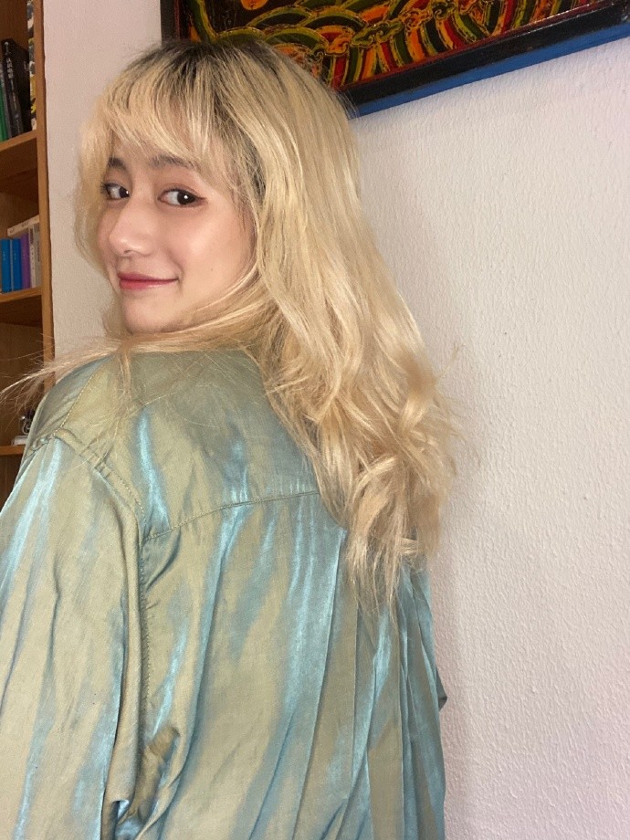 黑尾酱与老公李诞穿情侣衫甜蜜放闪,大秀小蛮腰,俩人超有夫妻相