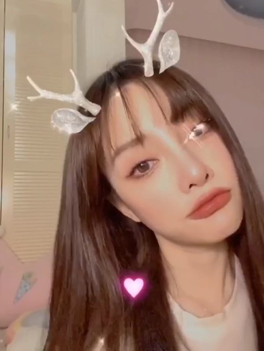 懒理复出参加综艺传言,李小璐晒麋鹿造型可爱甜美,满屏少女感