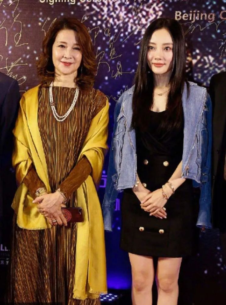 11年前李小璐与妈妈同框，天然美女和整容美女差距，一目了然
