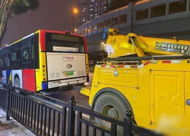 广州公交车疑因失控撞上隧道口,司机抢救无效死亡另有12人受伤!