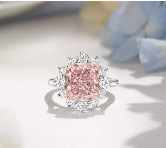 像 tiffany,chopard等珠宝大牌都有粉钻珠宝作品.