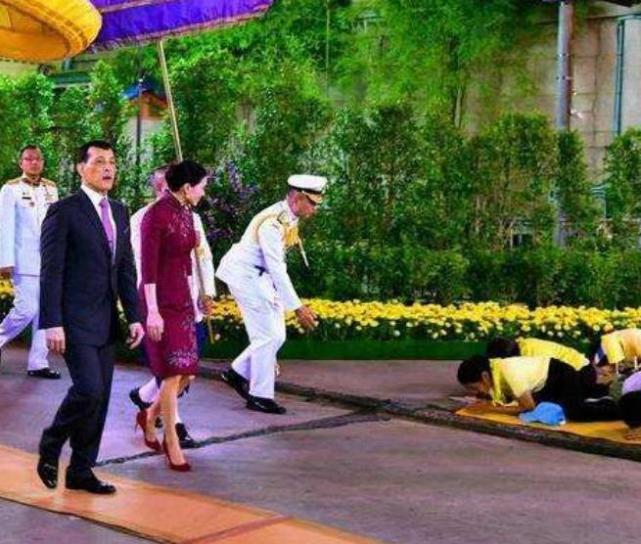 泰国人见到国王要下跪,那么中国游客怎么办?遵守这两点就好