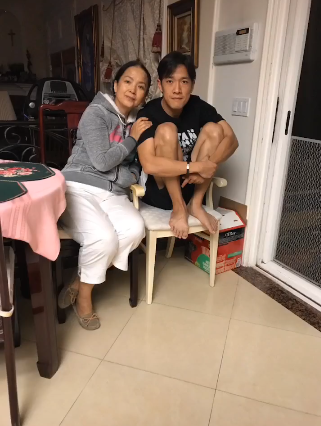 老戏骨吕丽萍60岁生日 儿子晒母子合照送祝福 张博宇太像张丰毅