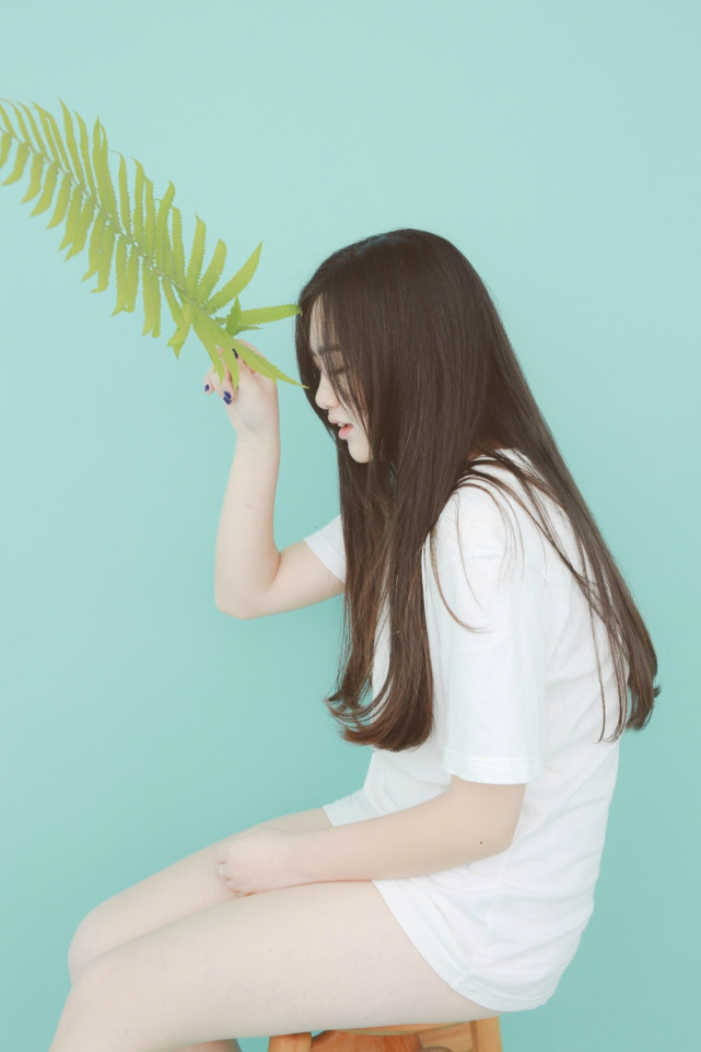 清纯美女纯色背景写真