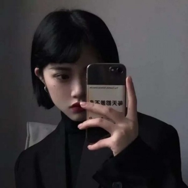 高冷女生头像:渐渐的失望和晚上的熬夜都已经成了习惯