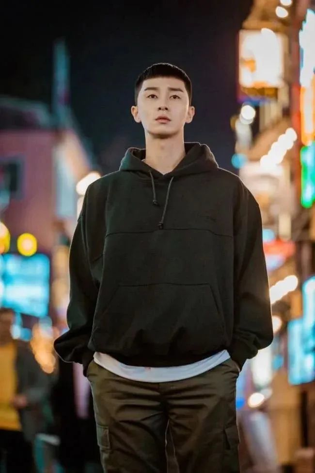 因为电视剧的热播,朴叙俊的「栗子头」也在韩国掀起跟风热潮,都说寸头