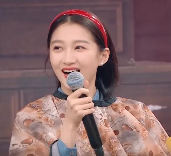 关晓彤生图曝光,看到照片后,网友:应接不暇
