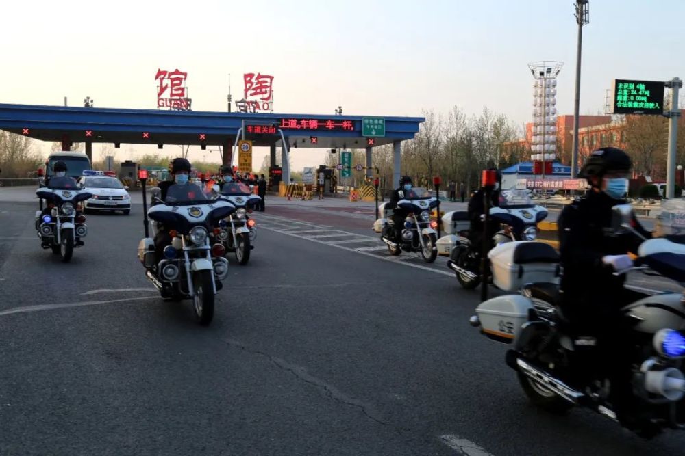 4月3日下午,青兰高速路馆陶出口,警车开道,铁骑护卫,馆陶县干部群众以