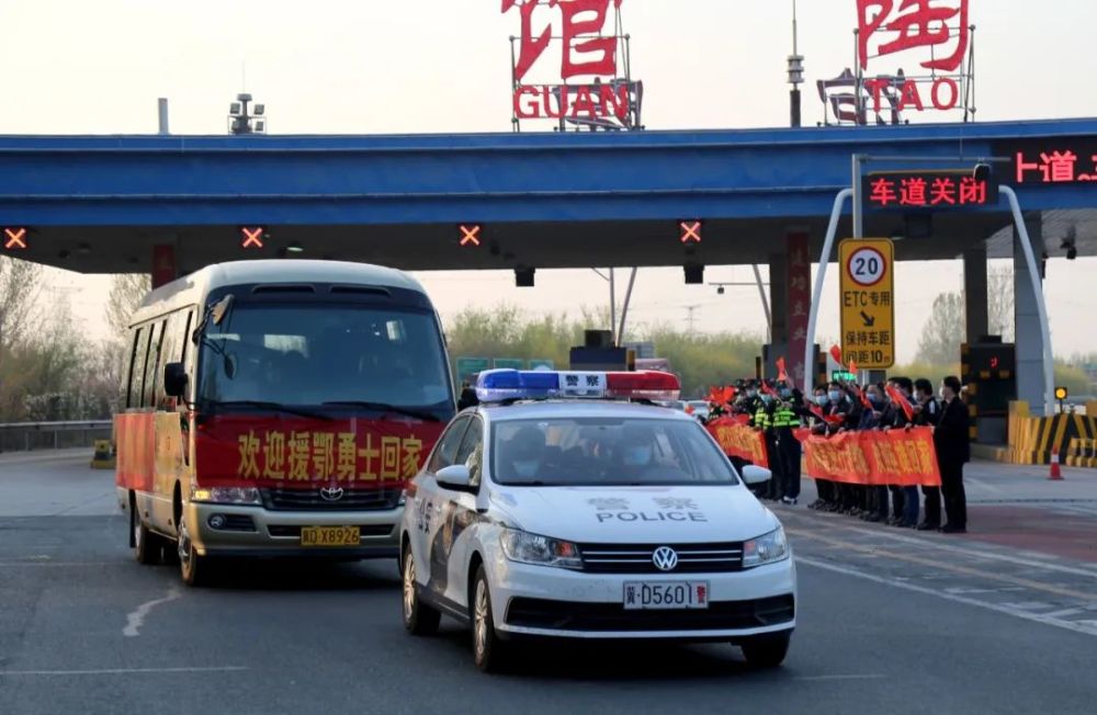 4月3日下午,青兰高速路馆陶出口,警车开道,铁骑护卫,馆陶县干部群众以