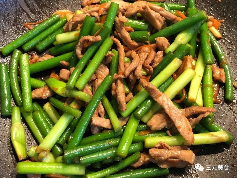 蒜苔炒肉是一道最常见的家常快手小炒,其实越是家常菜越难做好,正所谓