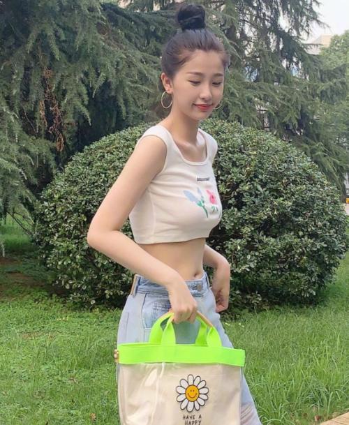 虞书欣大胆挑战"儿童背心",这腰怕是被上帝吻过?少女身材令人非常羡慕
