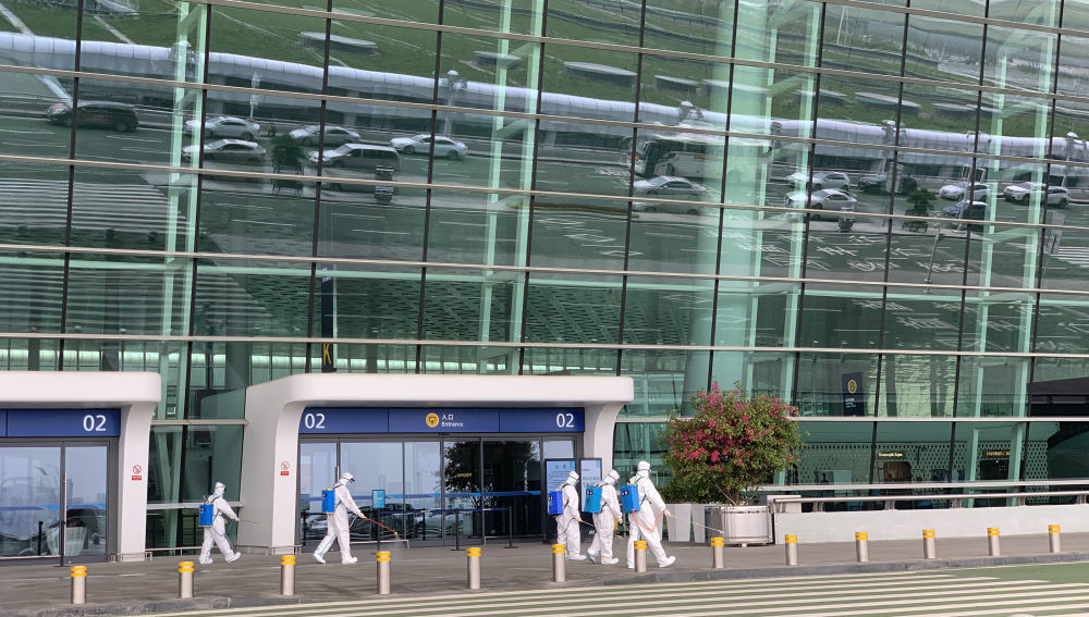 4月3日,消防队员准备进入武汉天河国际机场t3航站楼进行消杀作业.