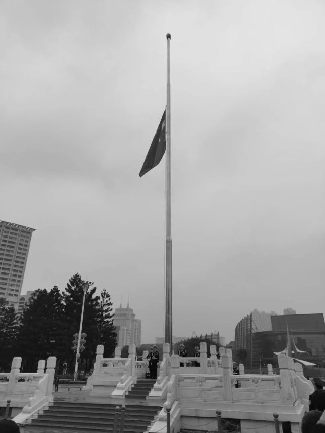 4日上午在五一广场举行哀悼活动,并下半旗志哀