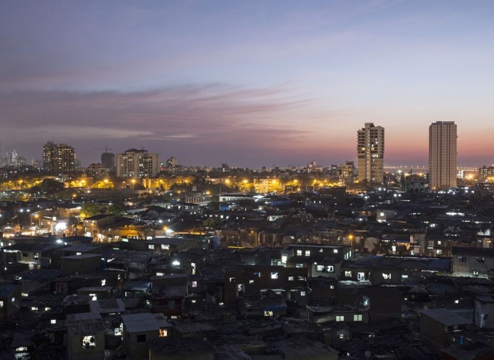 2015年3月18日拍摄照片前景为印度孟买塔拉维贫民窟.(新华社/路透)