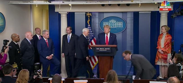 白宫4月3日新闻发布会开始前,各发言人站位