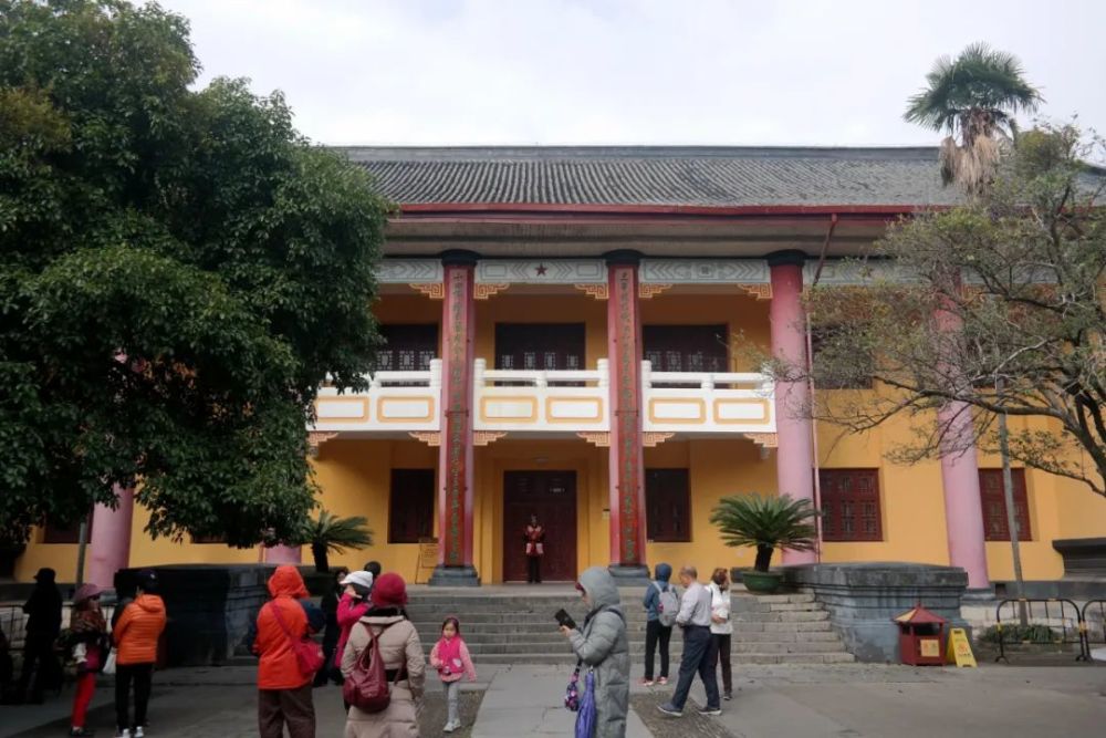 进门后首先看到的黄色建筑是承运殿,此为王府主殿,明朝时为靖江王处理