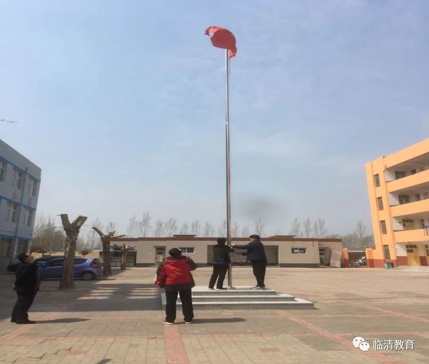 3,旗杆.新修了旗杆底座,并竖起了崭新的不锈钢旗杆,庄严大气.