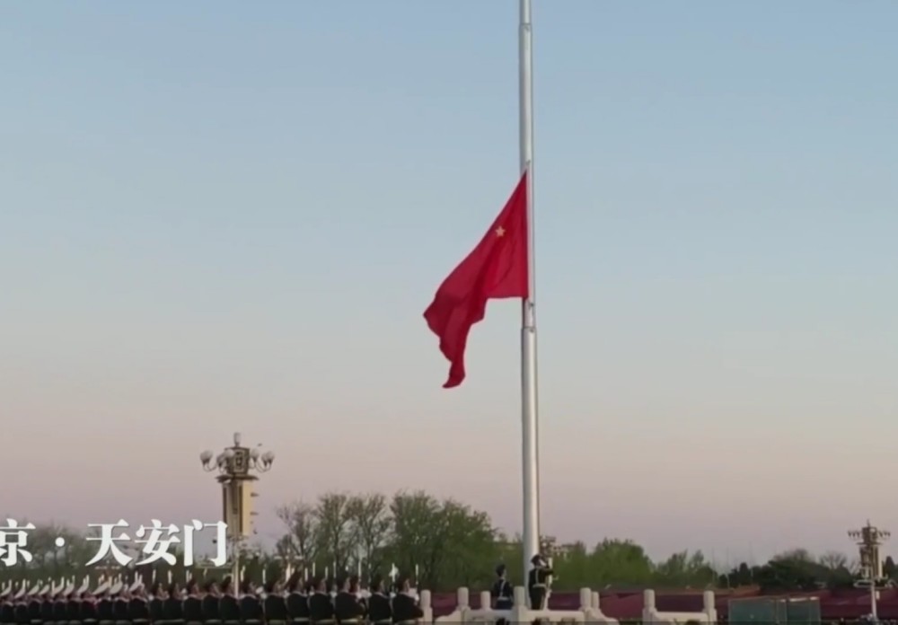 降半旗默哀致敬英雄,谢谢你们曾为武汉拼过命,李文亮等14人在内