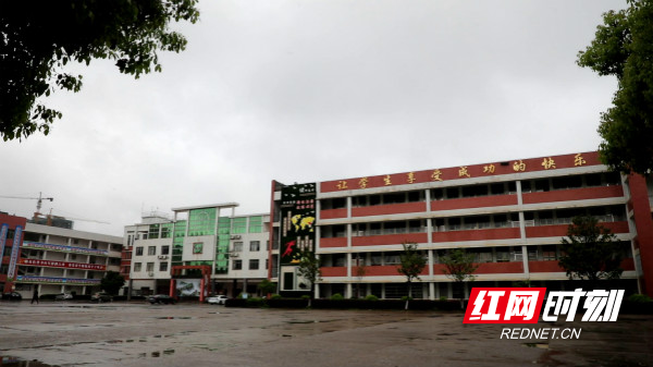 依次通过人脸识别测温门入校……" 4月3日,湖南省新田县瑞华实验学校