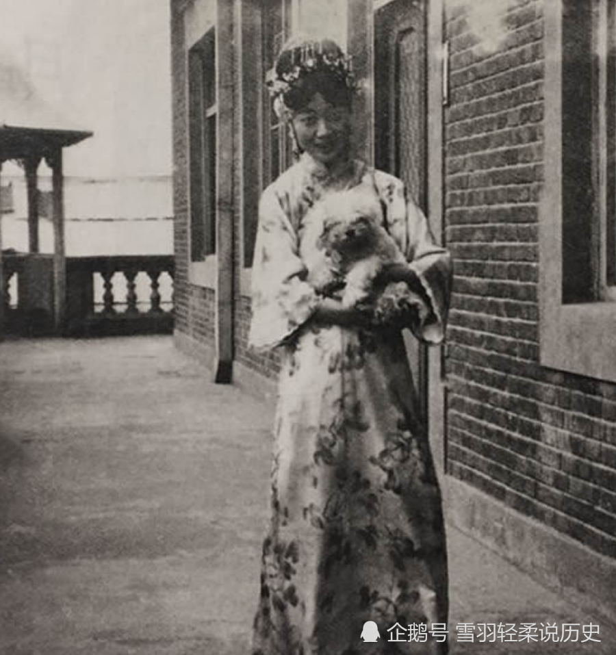 晚清末代皇后宫廷生活老照片:美丽惊艳眼神绝望,40岁死在水沟!