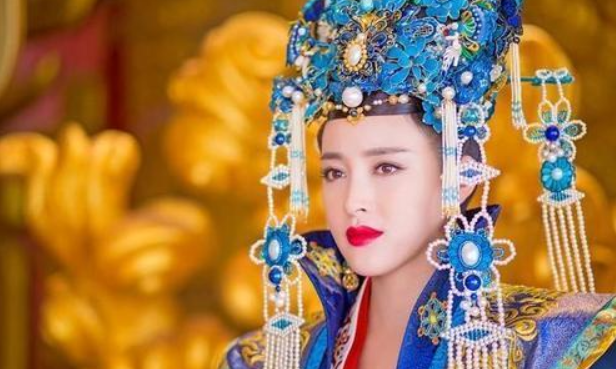 刘妃在书中是宋真宗的妃嫔,相貌妖娆艳丽,但心地阴暗狠毒,为了与李妃