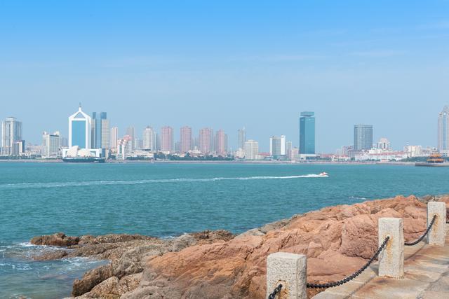 青岛海边这两座小岛都是旅游景点,一座门票10元一座免费