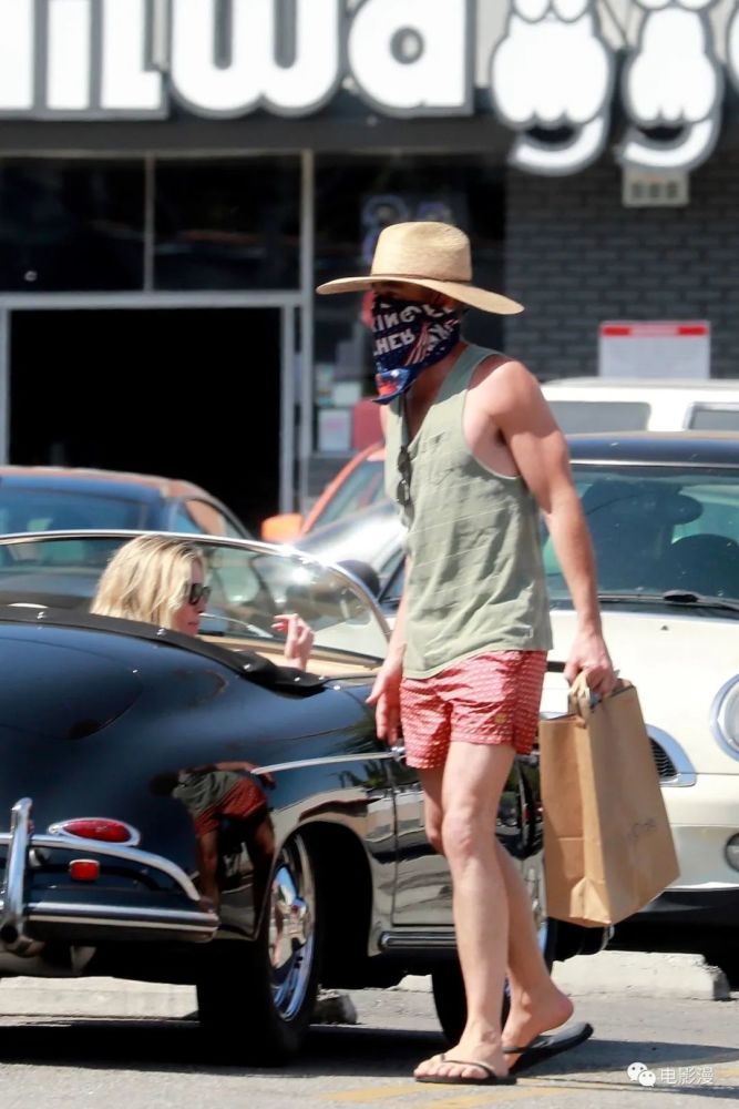 克里斯·派恩和女友现身洛杉矶街头,拿头巾当口罩