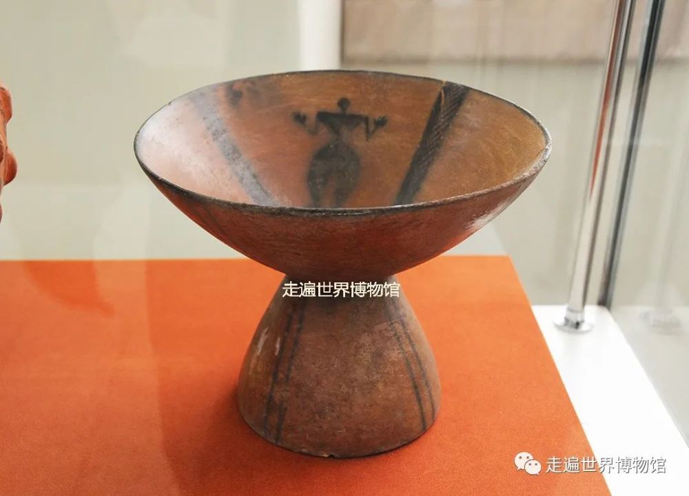 高足人形纹彩陶盘,公元前5200—前4800年.