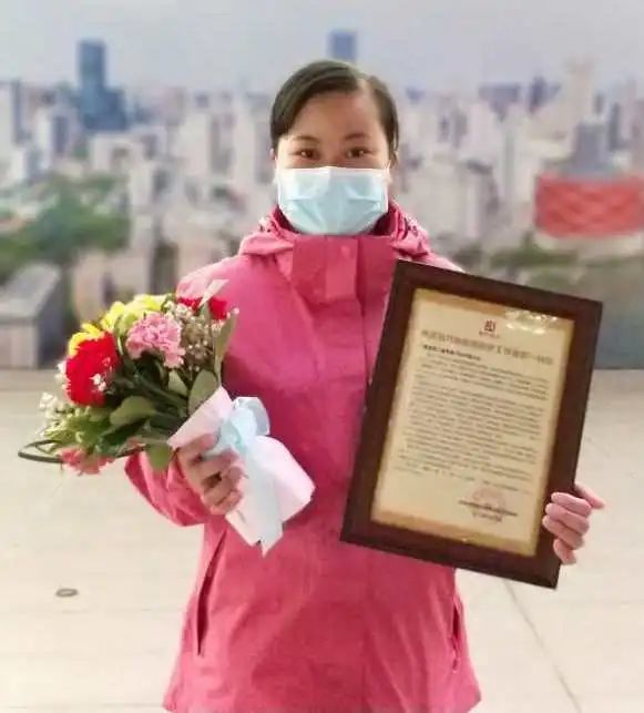 贺州第一批援鄂医疗队队员胡燕玲,覃小容今天回家了!