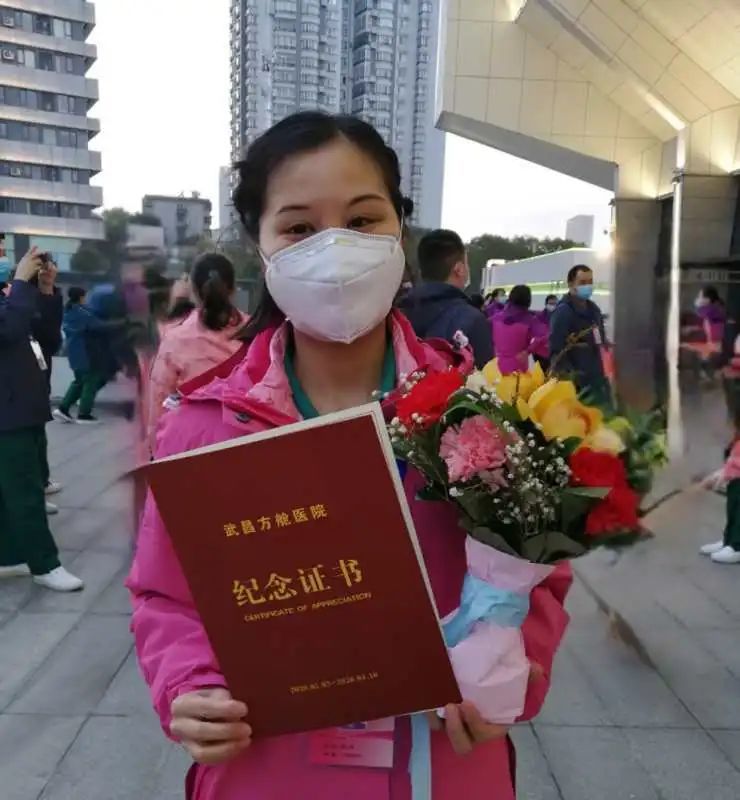 贺州第一批援鄂医疗队队员胡燕玲,覃小容今天回家了!
