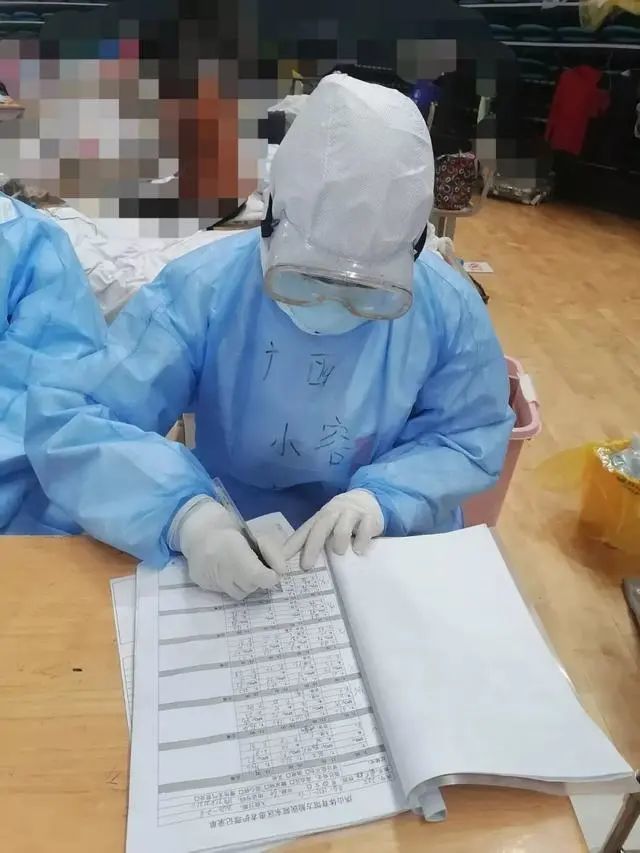 贺州第一批援鄂医疗队队员胡燕玲,覃小容今天回家了!