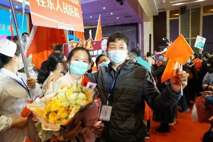 贺州第一批援鄂医疗队队员胡燕玲,覃小容今天回家了!