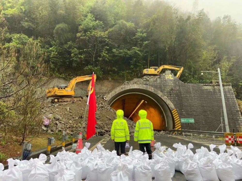 厦蓉高速船岭岽隧道口溜方路段清理完毕!临时交通管制解除!