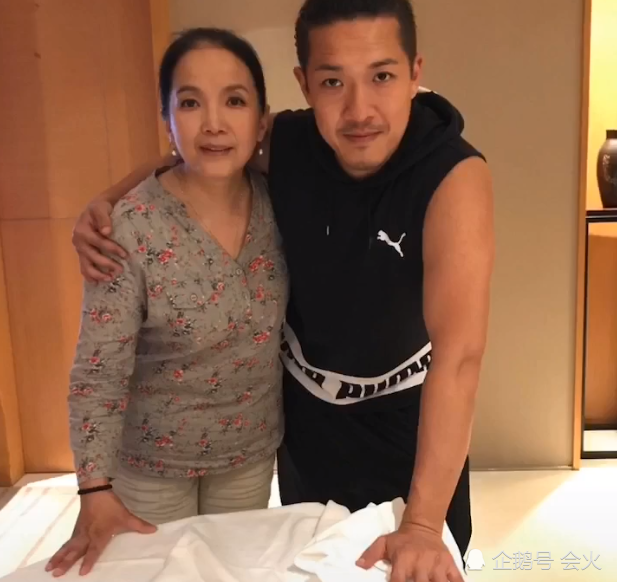 张博宇看起来与亲生父亲张丰毅越来越像. (来自:会火)