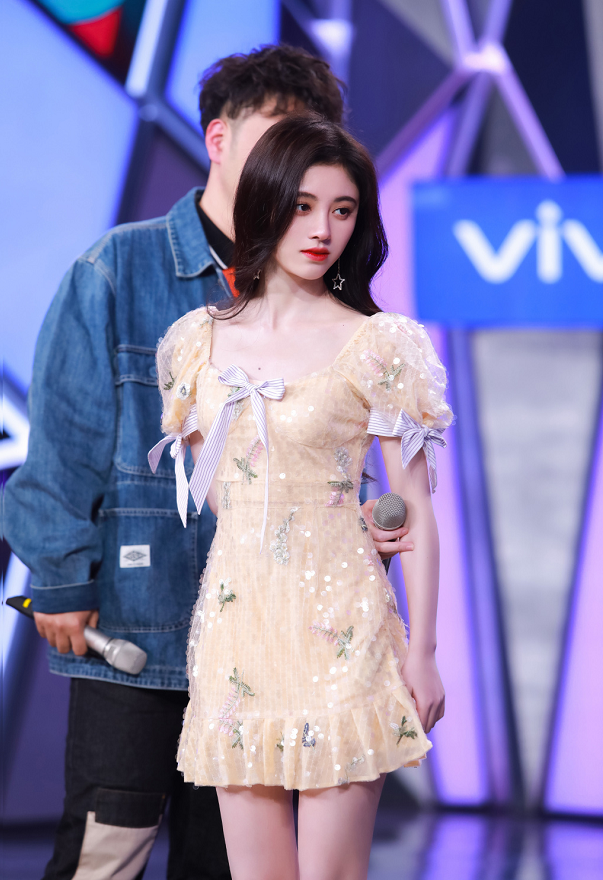 这回信鞠婧祎只有76斤了,穿裙子