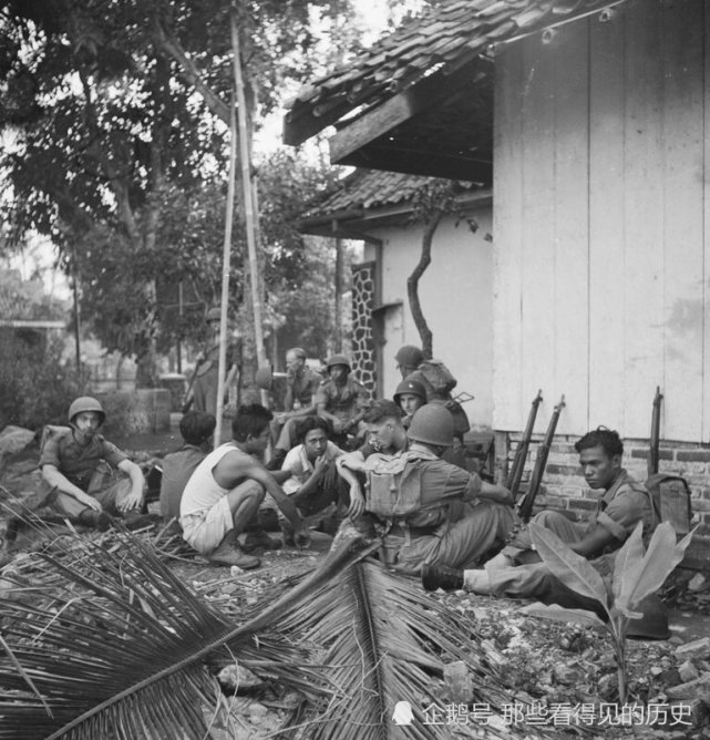 老照片 1948年荷兰士兵在印尼大扫荡 追捕反抗的游击队