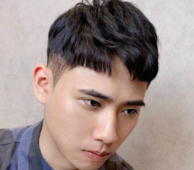 男生头发又硬又直,该剪什么发型?理发师建议这样剪,效果真的不错
