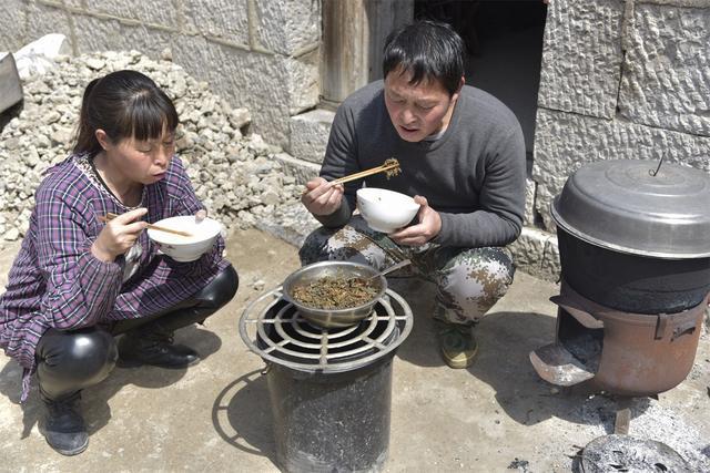 河南农民用树上这种东西做蒸菜看着像毛毛虫吃着却很香