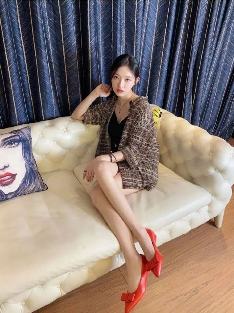 林允已经将它穿上了脚,鞋口很长,让脚面和腿的视觉无限延长.