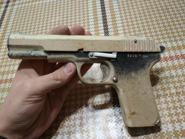 俄罗斯人用纸板做出了一把手枪,外形太过逼真,可产生