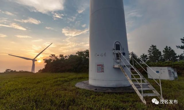 据了解,浮山岭最高的风车为33号风车,该风车附近是观看日出,云海的