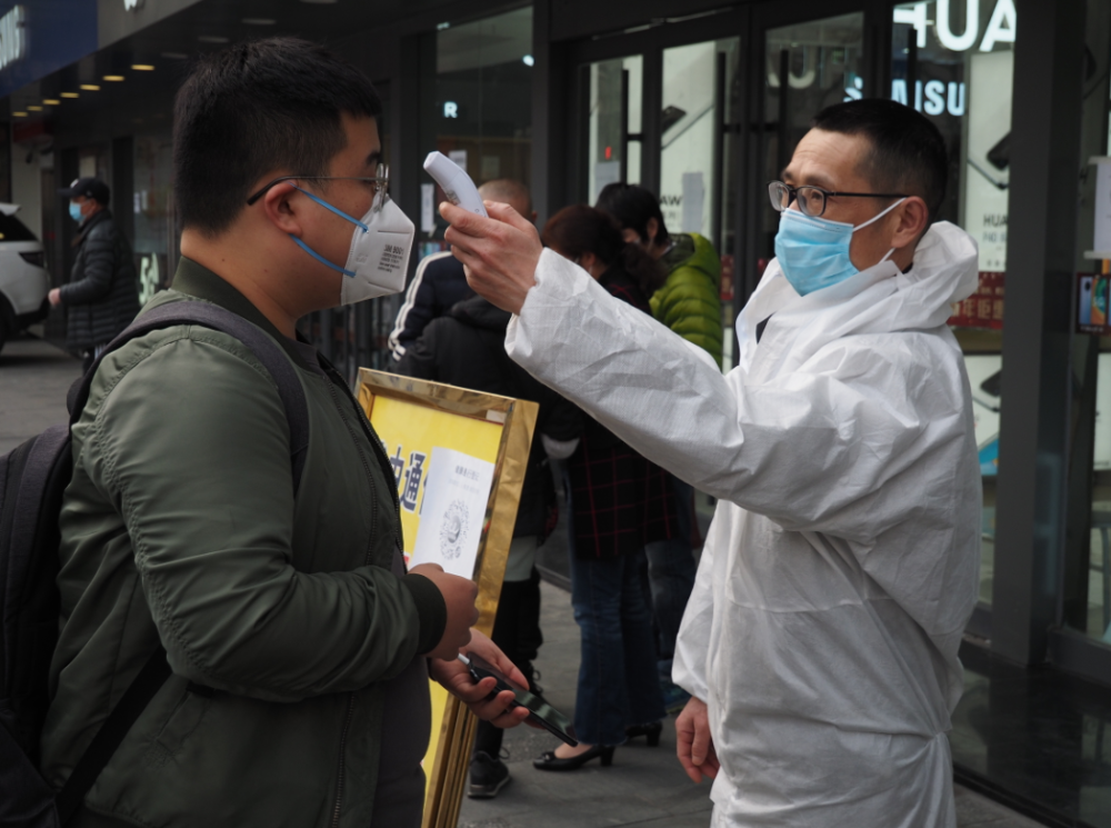 戴口罩,测体温,扫健康码……严守封控规定,武汉市民稳住不松劲