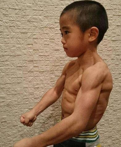 健身圈肌肉强劲的小男孩,六块腹肌不应该是父母炫耀的