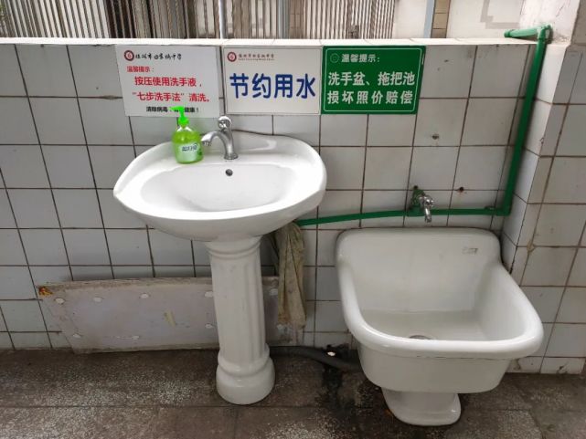 学校在每个洗手台旁边配有宣传标语,洗手液,引导师生能够正确的洗手.